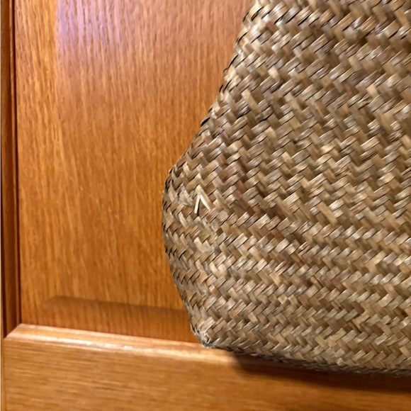 Chic Brown Woven Shoulder Bag with Starfish Detail - Picture 6 of 13